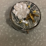 和柄白い花カナリヤピルケース