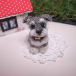 犬　ミニチュアシュナウザー３，６㎝　　イヤホンジヤック、ストラップ、ドールハウス