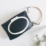 【おしゃれな除菌シートポーチ】レザー素材・取り出し楽々フタポン仕様／ブラック