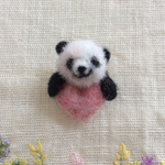 ちびっこパンダの羊毛フェルトのブローチ🐼💗