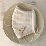 Mサイズ　　大きなお花をみつけたワンちゃん刺繍のますく（少しグレーがかった生地です）