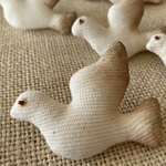 ハトとピースのコンビネーションブローチ