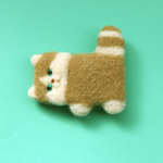 羊毛フェルトブローチ　トコトコねこ　ベージュ×白　[mf-013]