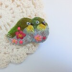 刺繍ブローチ　仲良しメジロ