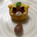 ゆらゆら眉狸の練り切りブローチ(葉っぱ付き)