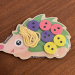 はりねずみ型　紐通し　知育玩具　ひも通し　ボタン付け　ハリネズミ