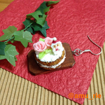 クリスマス　バラとサンタのホールケーキ　ピアス