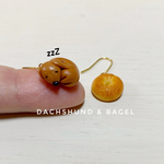 似てるかな？眠るミニチュアダックスとベーグルのピアス