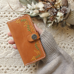 本革にミモザの刺繍のスマホケース♡ヌメ レザー マグネット カード入れ付き 左利き対応可 Android 全機種対応 手刺繍 カバー かすみ草 南天 菜の花
