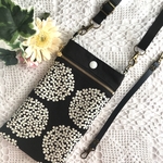 ハンドメイド　スマホポーチ　ファスナー付き　【サークルフラワー ブラック】薔薇の持ち手付き🌹