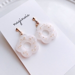 ＊B品＊ フラワーリースの耳飾り (ホワイト)