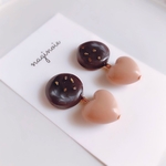 ひと粒チョコとハートの耳飾り