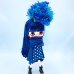 濃紺のコクーンワンピースと大きめふわふわポンポンのヘッドアクセのセット