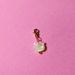 【再販】ぷっくり 猫のホワイトシェル マスクチャーム(スマホピアス)