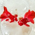 花のような立体金魚のピアス クラウン1個