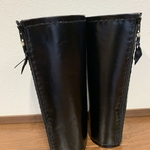 黒革のレッグウォーマー