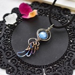 カイヤナイトと翼のペンダント【干渉色】