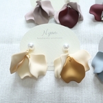 パール×花びら シンプルピアス ❥ (ホワイト)