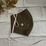 【新作】小顔マスク⭐︎モカ⭐︎女性用⭐︎お花の手刺繍⭐︎リボンマスクにも⭐︎コットンリネン⭐︎裏地が選べる⭐︎クレンゼ⭐︎抗菌