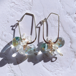 ティアドロップの変形フープピアス〜ブルー〜