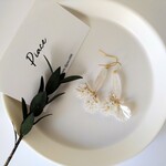 クリアマーブルと花びらのピアス◇ニッケルフリー◇