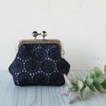 まあるい刺繍の黒いがま口ポーチsquare
