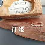 パールで飾り立てず、シンプルなイヤーカフ