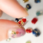 【本物のお花が入った豆ピアス】　本物のお花　ボタニカル　ドライフラワー　レジン　アシンメトリー　小さい　極小