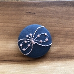 刺繍くるみボタン ちょうちょ（ヘアゴム/ブローチ）