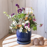 深青色鉢がシックな花束植え
