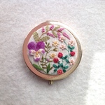 【sugiyuki0118さまオーダー品】リネンと刺繍の春の野の花コンパクトミラー