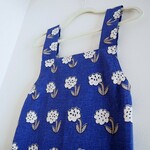 大人用エプロン・バッククロスエプロン（flowers・ white＆blue　）☆送料無料☆
