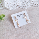 小さな蝶々とゴールドウェーブ小ぶりピアス/イヤリング サージカルステンレス nonoacs