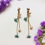 ゆらゆら揺れる　小花とパールのイヤリング
