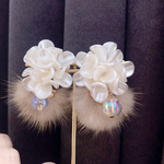  ベージュ ファー パールホワイト フラワー  オーロラ ピアス イヤリング 結婚式 ブライダル ウェディング 秋 冬