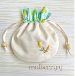 春色　ミモザの刺繍の丸巾着