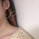 世界が透ける蝶のピアス