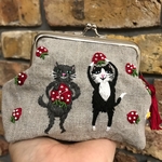 いちごと猫さんの刺繍がま口ポーチ♪