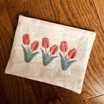 チューリップの刺繍ポーチ