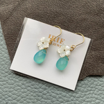 シェルフラワーとシーブルーカルセドニーのピアス