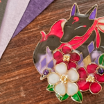 縁神の黒狐様ブローチ【椿】（brooch of Camellia flower and fox 〜God of【en】〜）