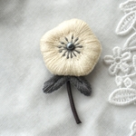ふんわりお花の刺繍ブローチ［淡いきいろ］