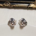 グレーの薔薇とビジューのピアス