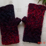  ☆彡ケーブル模様と総ゴム編み仕立のblack＆redのFingerless Mittens