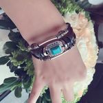 ブルーストーンと革バンドのロッキング型ブレスレット