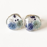 656かすみ草のレジンピアス