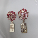 96.大きな薔薇とプレートのピアス