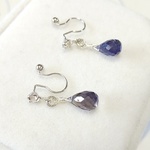 すみれ色アイオライトの一雫イヤリング