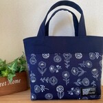 【新柄】トートバッグ＊北欧調フラワー♡ネイビー