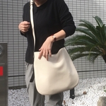柔らかい上質な本革の大きめ2wayショルダー